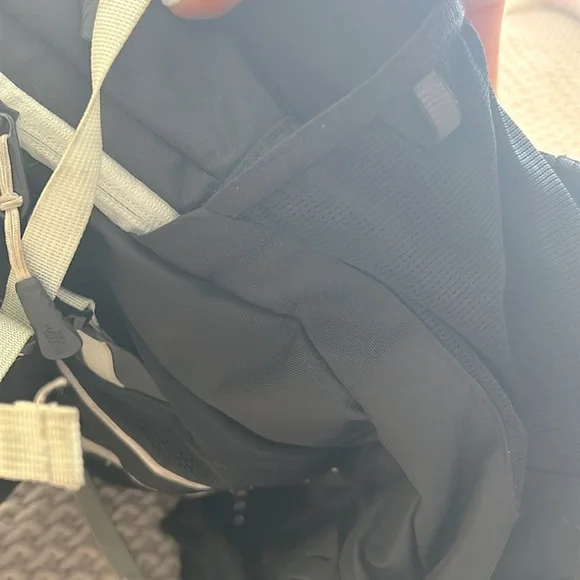 North Face Recon Women’s Backpack Black and Mint - Picture 7 of 7